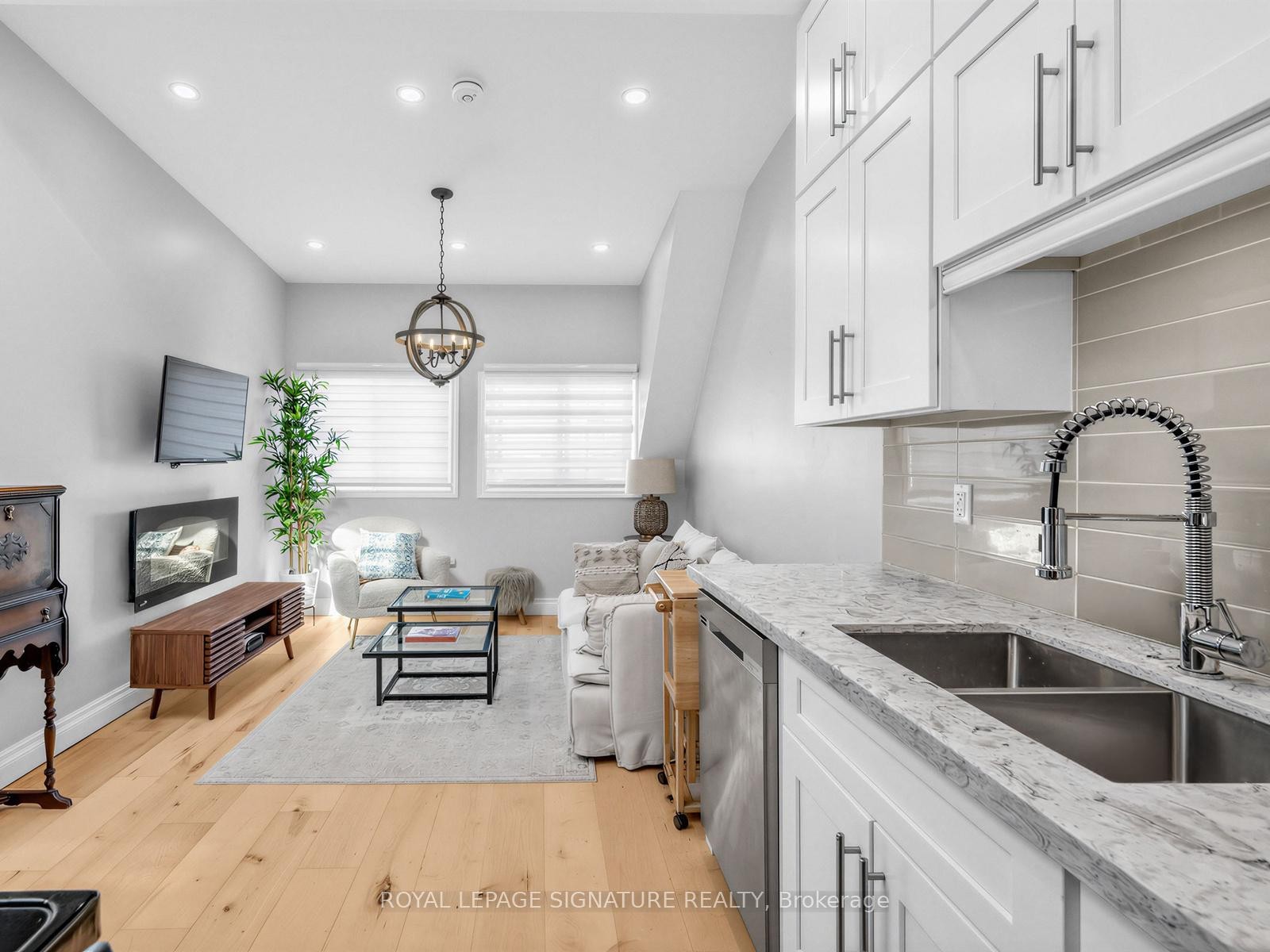 









29


Grace

Street,
Toronto,




ON
M6J 2S4

