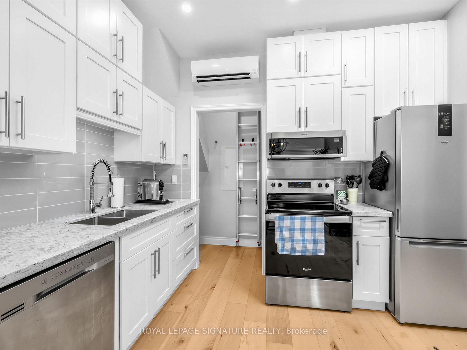 









29


Grace

Street,
Toronto,




ON
M6J 2S4

