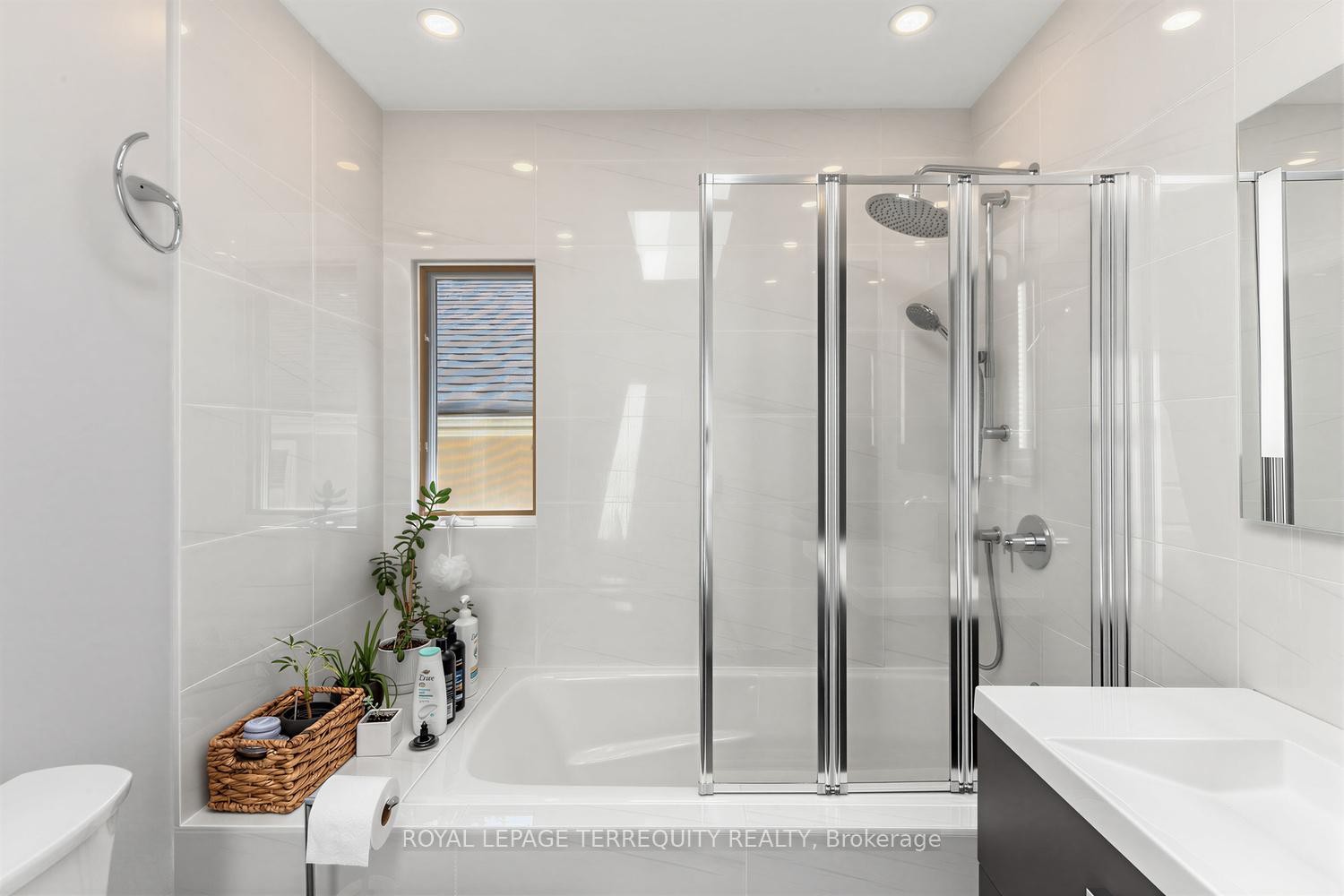 









21


Hadley

Road,
Toronto,




ON
M4S 2N8

