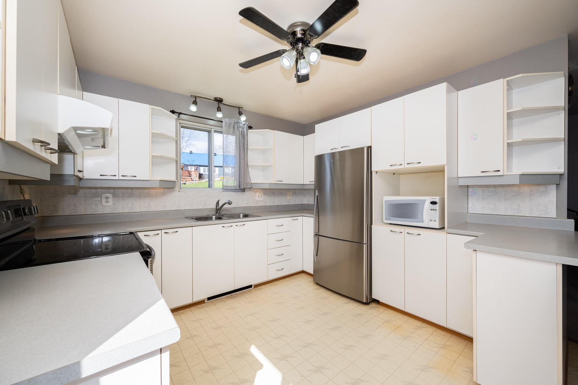 









9


159e Avenue

,
Notre-Dame-de-l'Île-Perrot,




QC
J7W0R2

