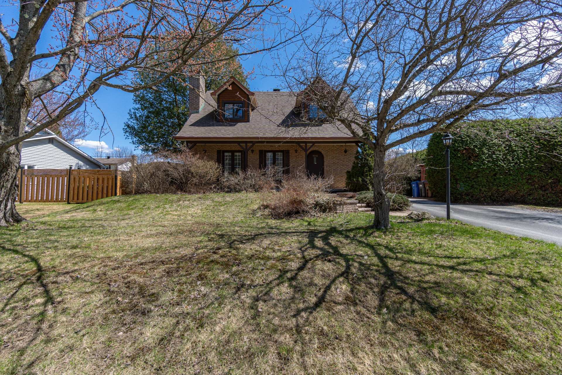 









5968


Rue Frappier

,
Sherbrooke (Brompton/Rock Forest/Saint-Élie/Deauville),




QC
J1N2K2

