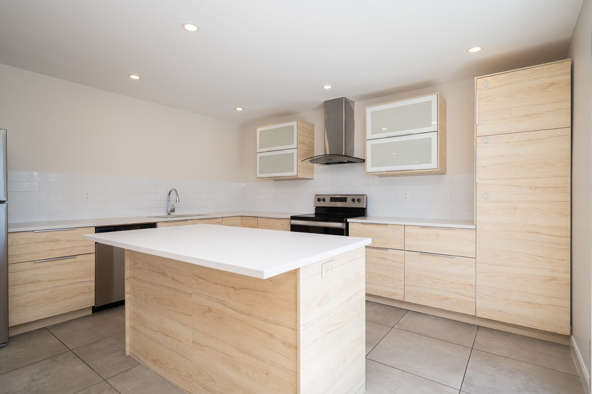 









288


69e Avenue

,
Laval (Chomedey),




QC
H7V2N9

