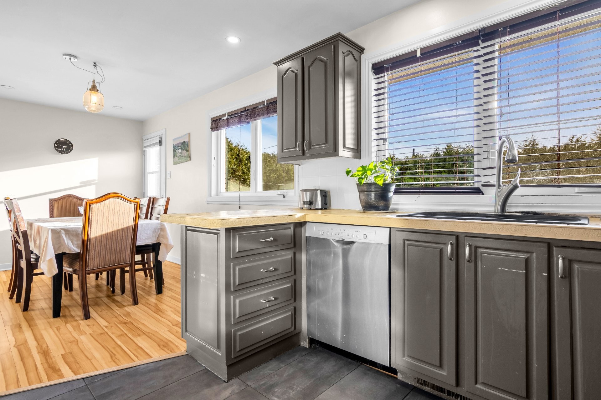 









455


Rue Flavien

,
Laval (Fabreville),




QC
H7P3A1

