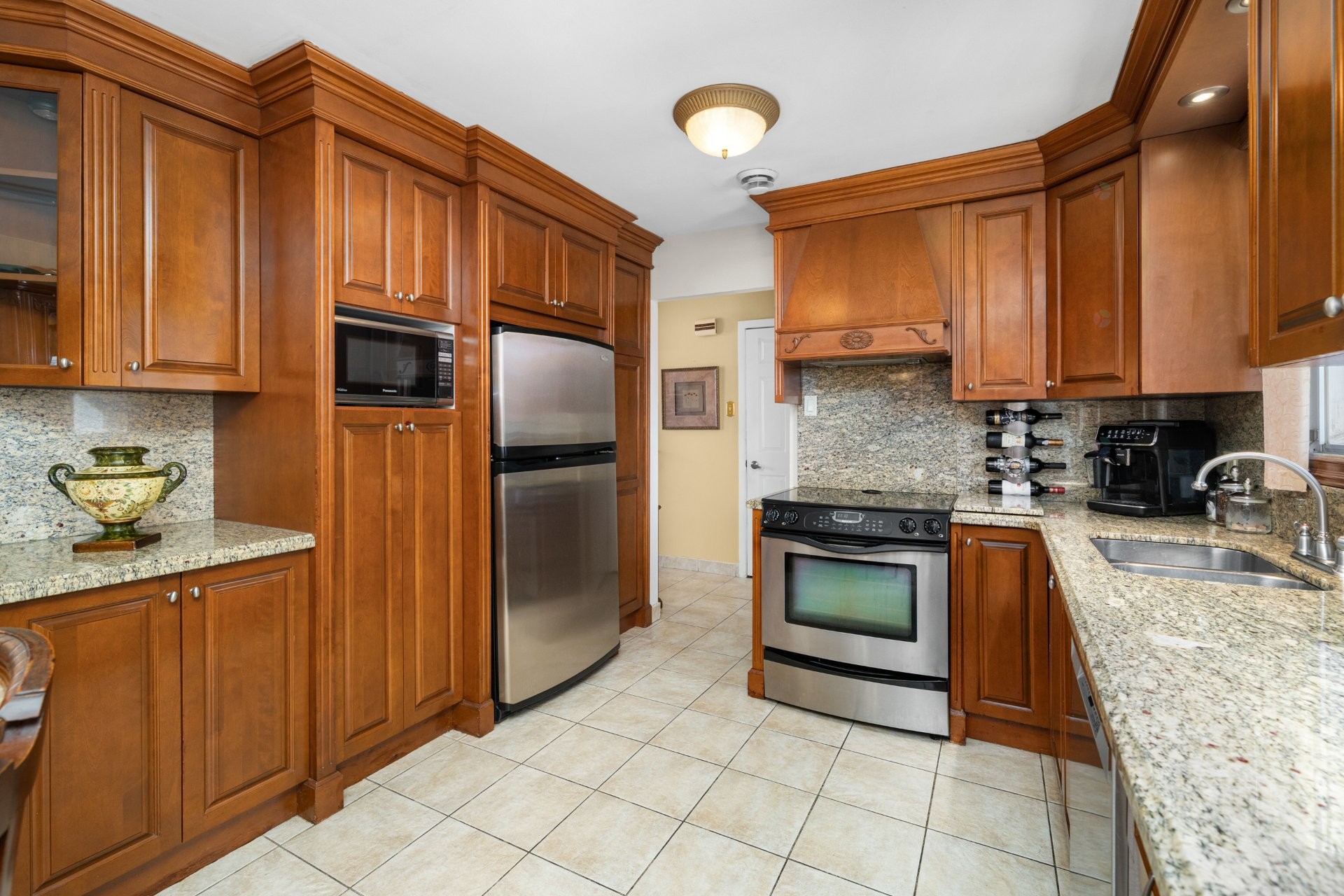 









9021


Av. Choppin

,
Montréal (Anjou),




QC
H1J2A2

