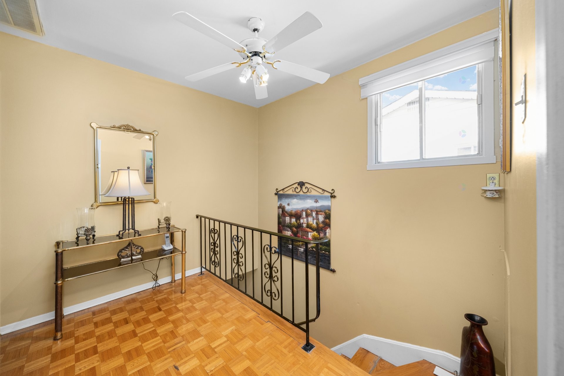 









9021


Av. Choppin

,
Montréal (Anjou),




QC
H1J2A2

