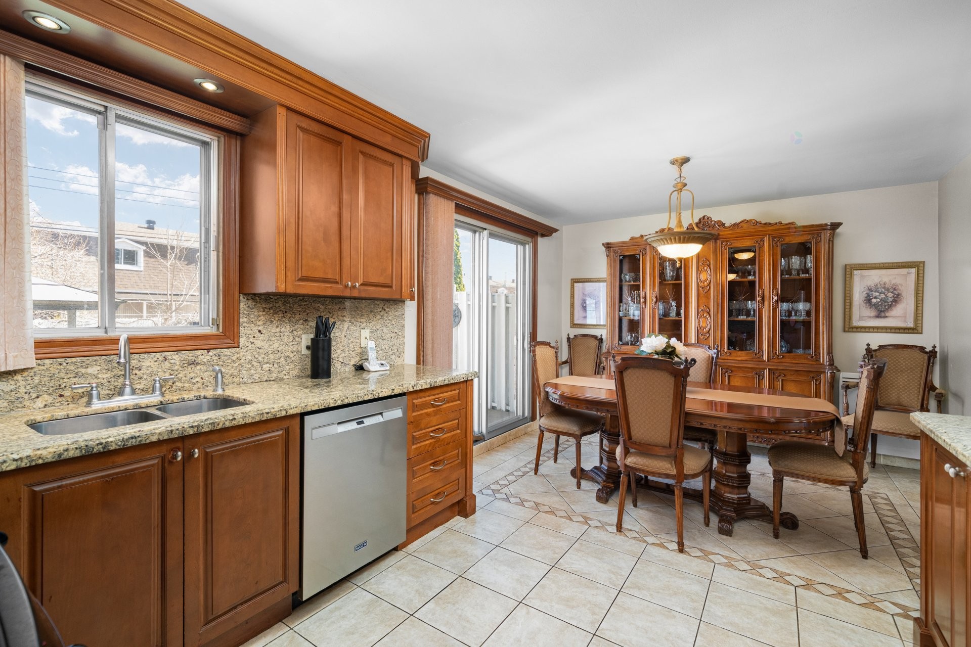 









9021


Av. Choppin

,
Montréal (Anjou),




QC
H1J2A2

