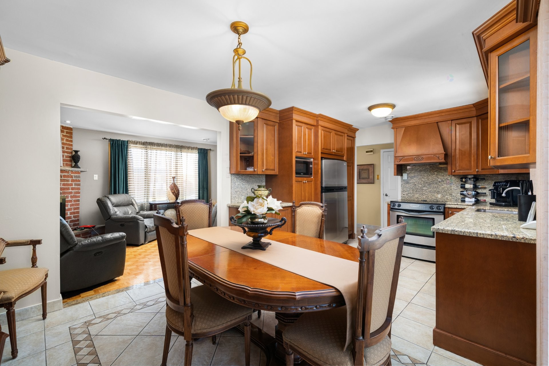 









9021


Av. Choppin

,
Montréal (Anjou),




QC
H1J2A2

