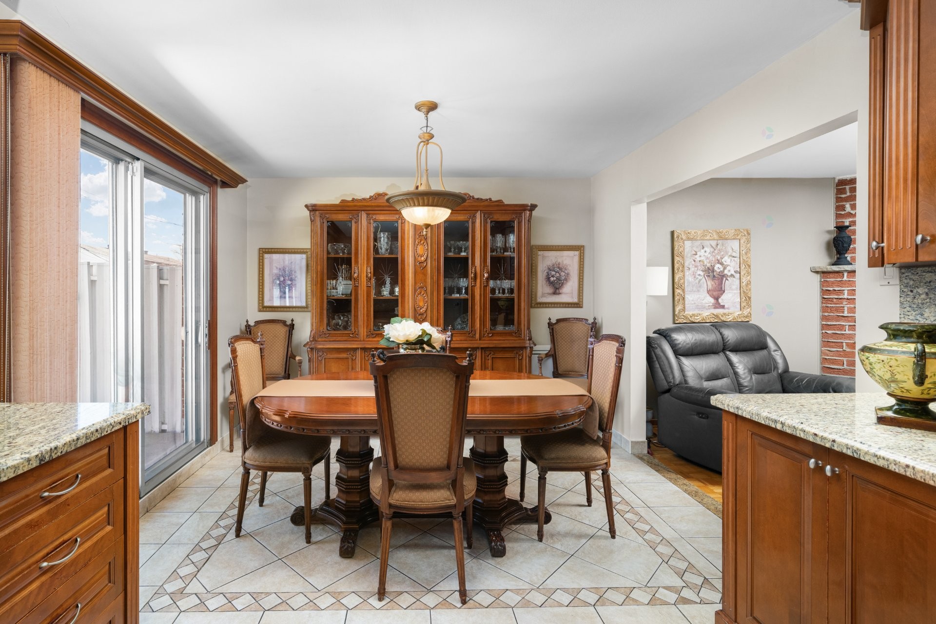 









9021


Av. Choppin

,
Montréal (Anjou),




QC
H1J2A2

