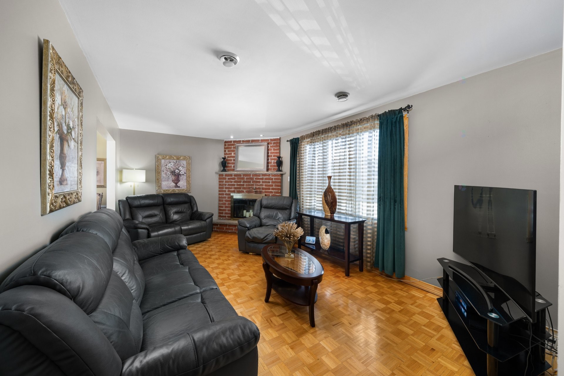 









9021


Av. Choppin

,
Montréal (Anjou),




QC
H1J2A2

