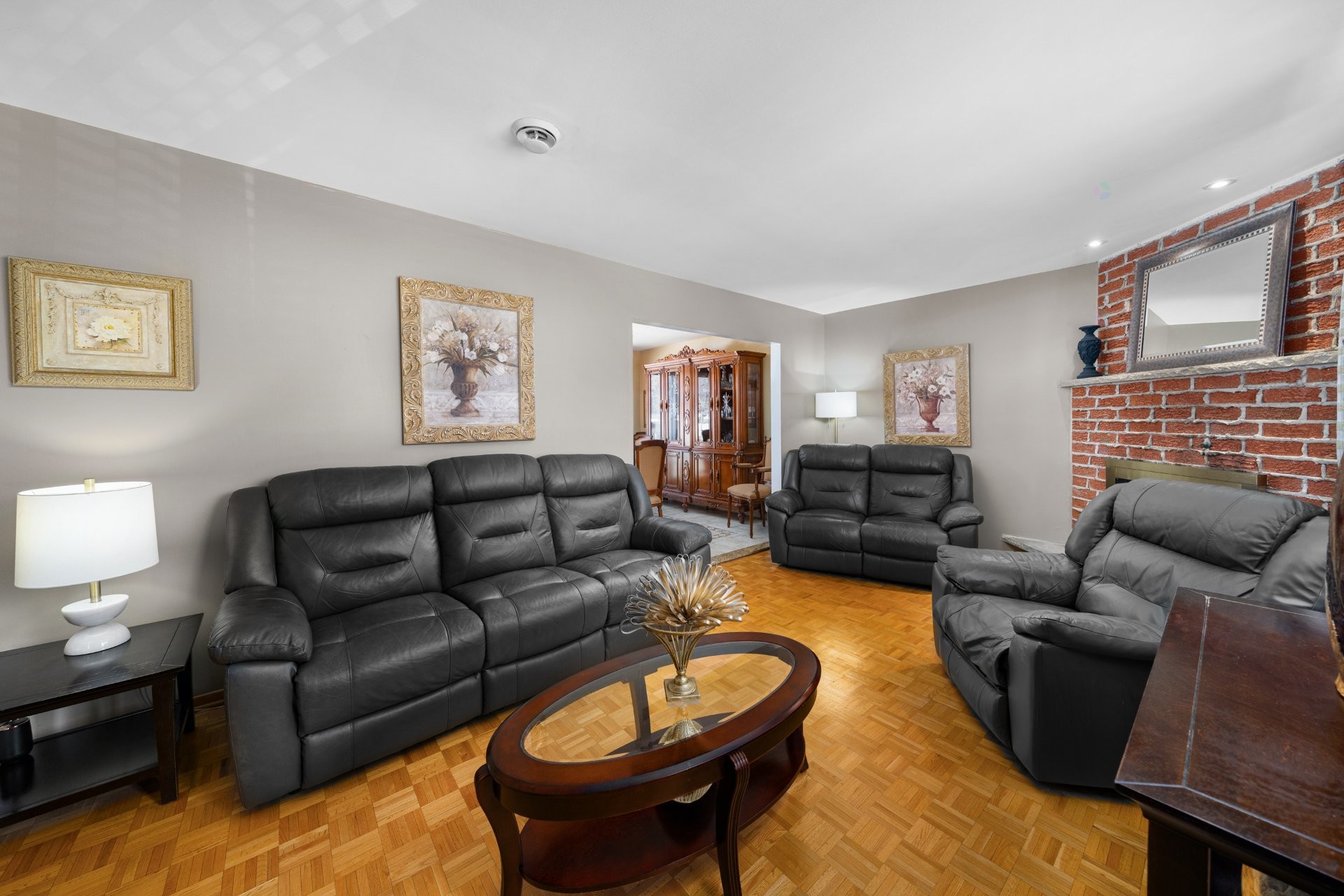 









9021


Av. Choppin

,
Montréal (Anjou),




QC
H1J2A2

