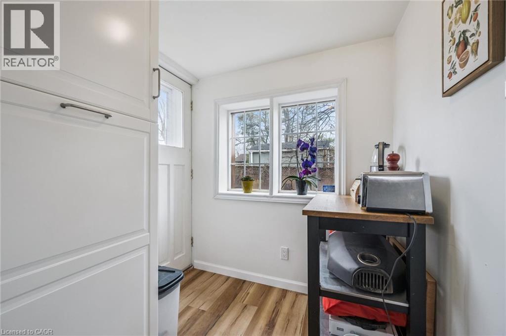 












9 SPADINA Road E

,
Kitchener,




Ontario
N2M3X2

