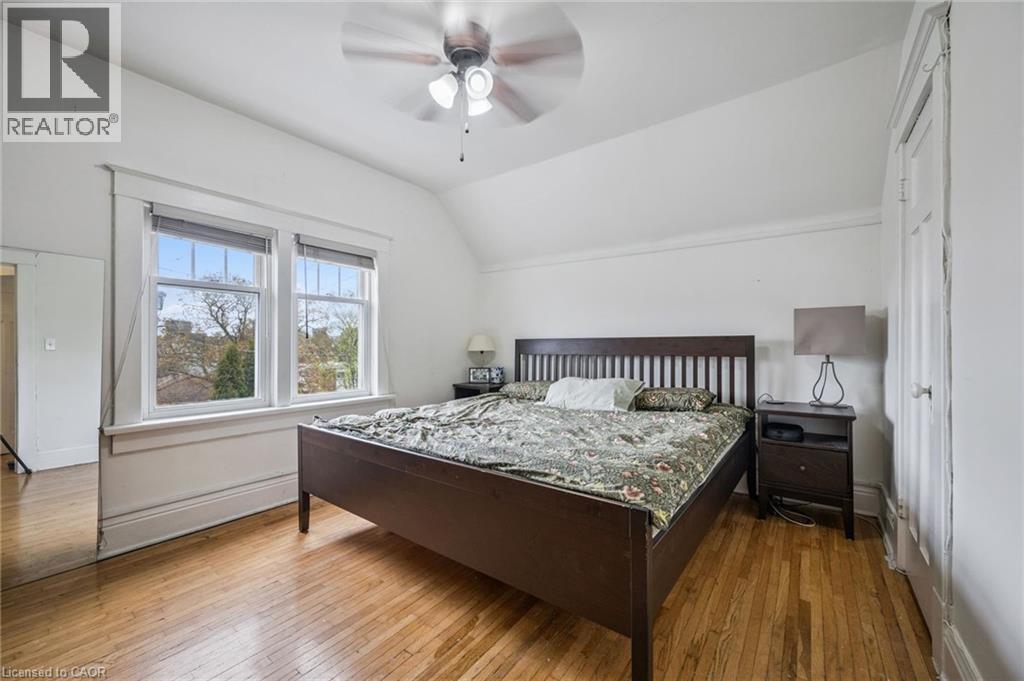 












9 SPADINA Road E

,
Kitchener,




Ontario
N2M3X2

