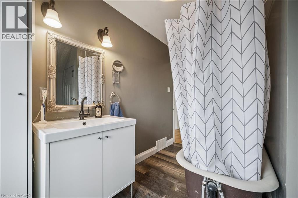 












9 SPADINA Road E

,
Kitchener,




Ontario
N2M3X2

