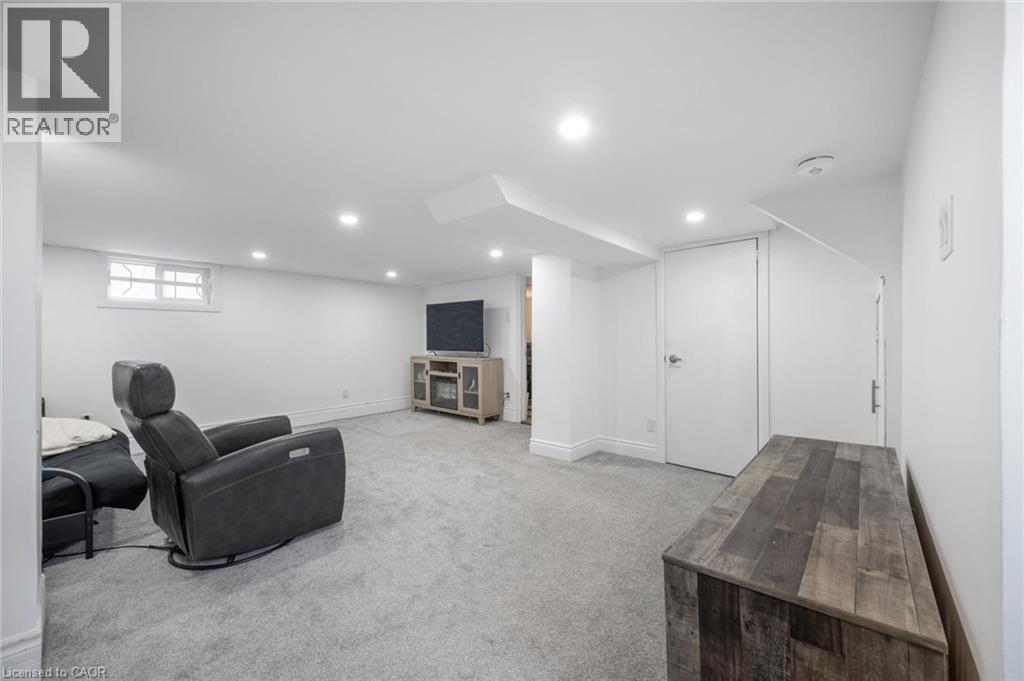 












9 SPADINA Road E

,
Kitchener,




Ontario
N2M3X2

