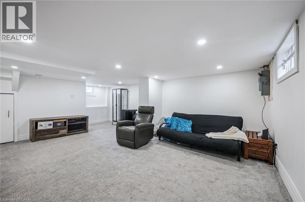 












9 SPADINA Road E

,
Kitchener,




Ontario
N2M3X2

