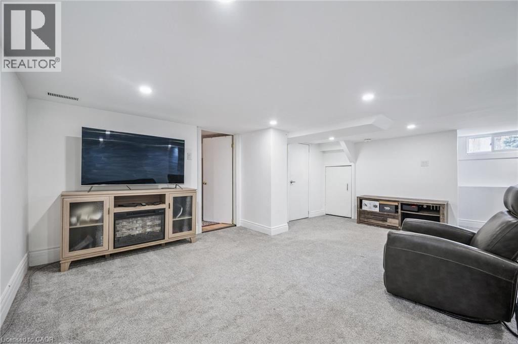 












9 SPADINA Road E

,
Kitchener,




Ontario
N2M3X2

