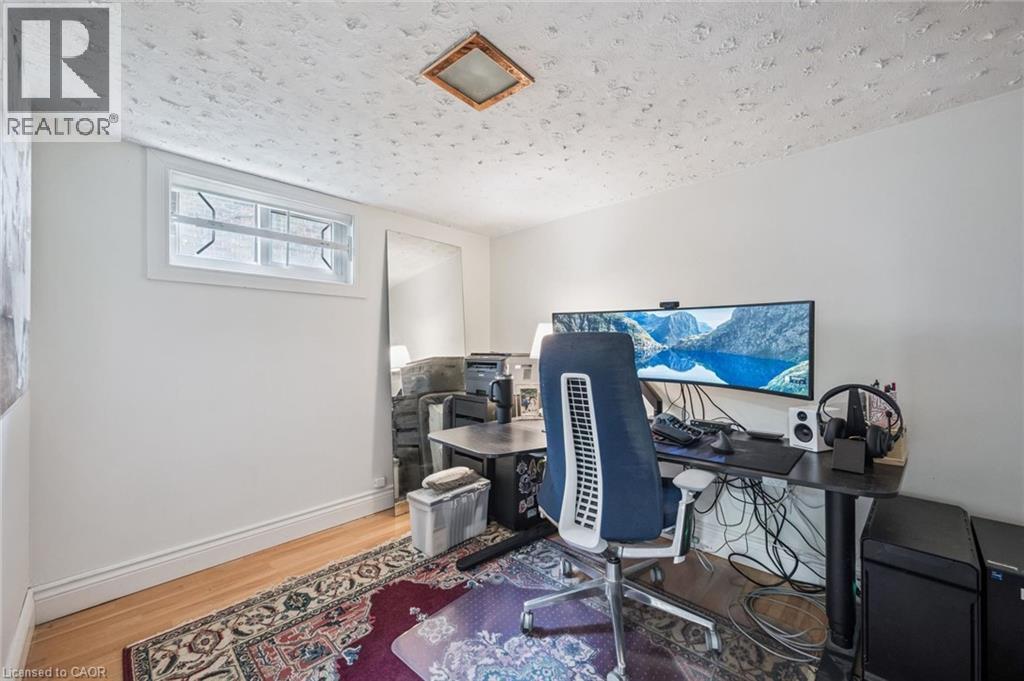 












9 SPADINA Road E

,
Kitchener,




Ontario
N2M3X2

