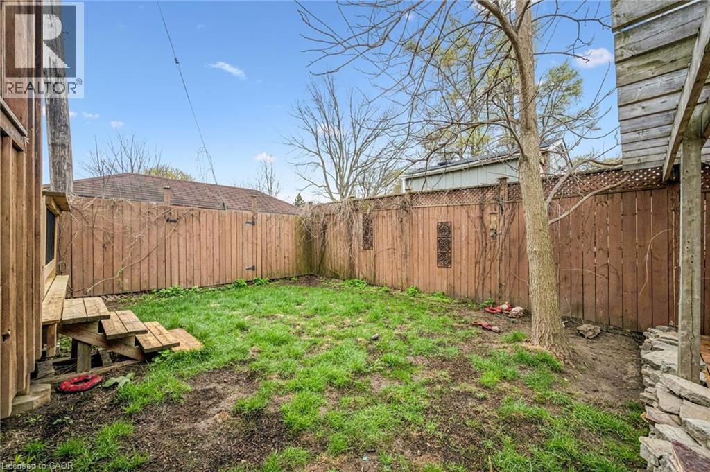 












9 SPADINA Road E

,
Kitchener,




Ontario
N2M3X2

