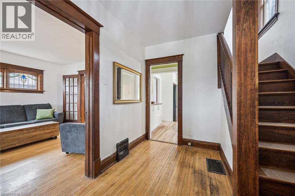 












9 SPADINA Road E

,
Kitchener,




Ontario
N2M3X2

