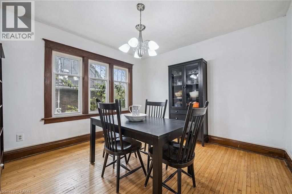 












9 SPADINA Road E

,
Kitchener,




Ontario
N2M3X2

