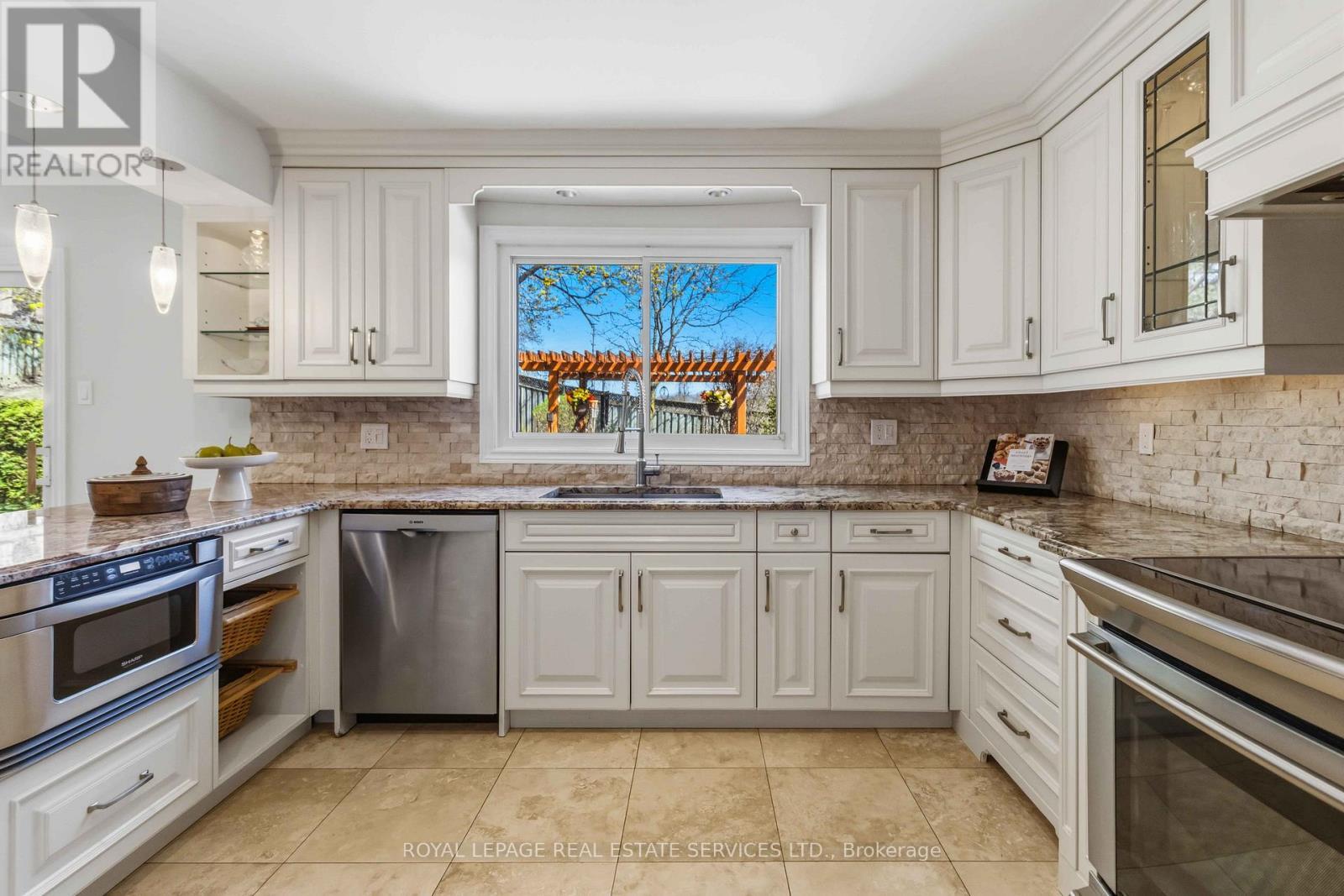 












4330 SPINNINGDALE COURT

,
Mississauga,




Ontario
L5M3J8

