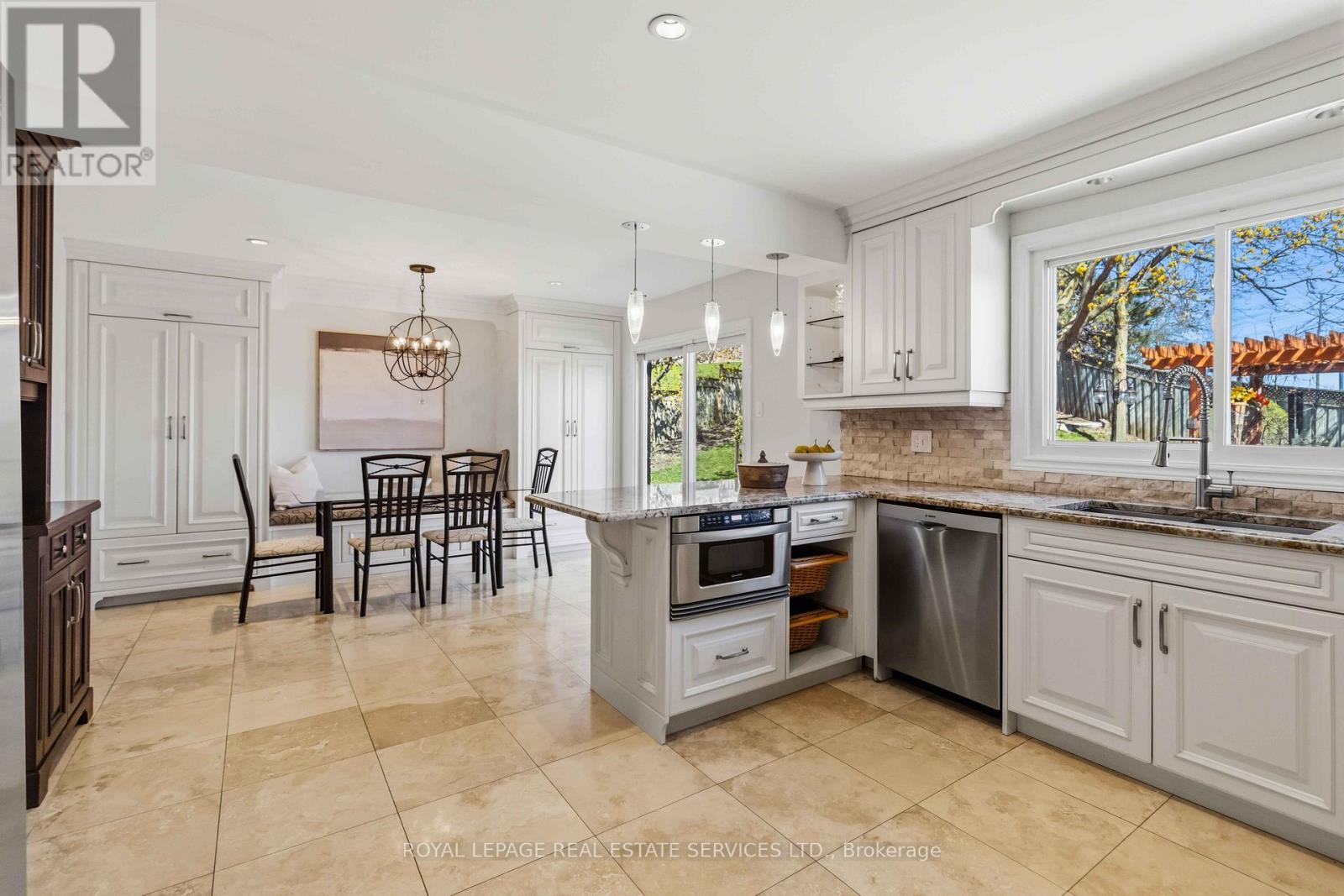 












4330 SPINNINGDALE COURT

,
Mississauga,




Ontario
L5M3J8

