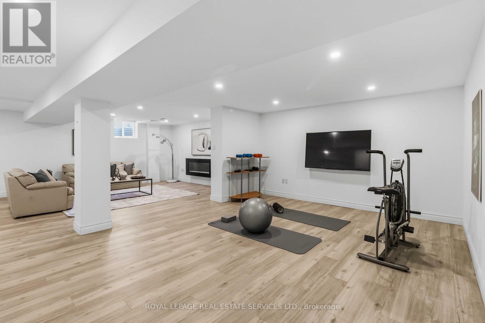 












4330 SPINNINGDALE COURT

,
Mississauga,




Ontario
L5M3J8

