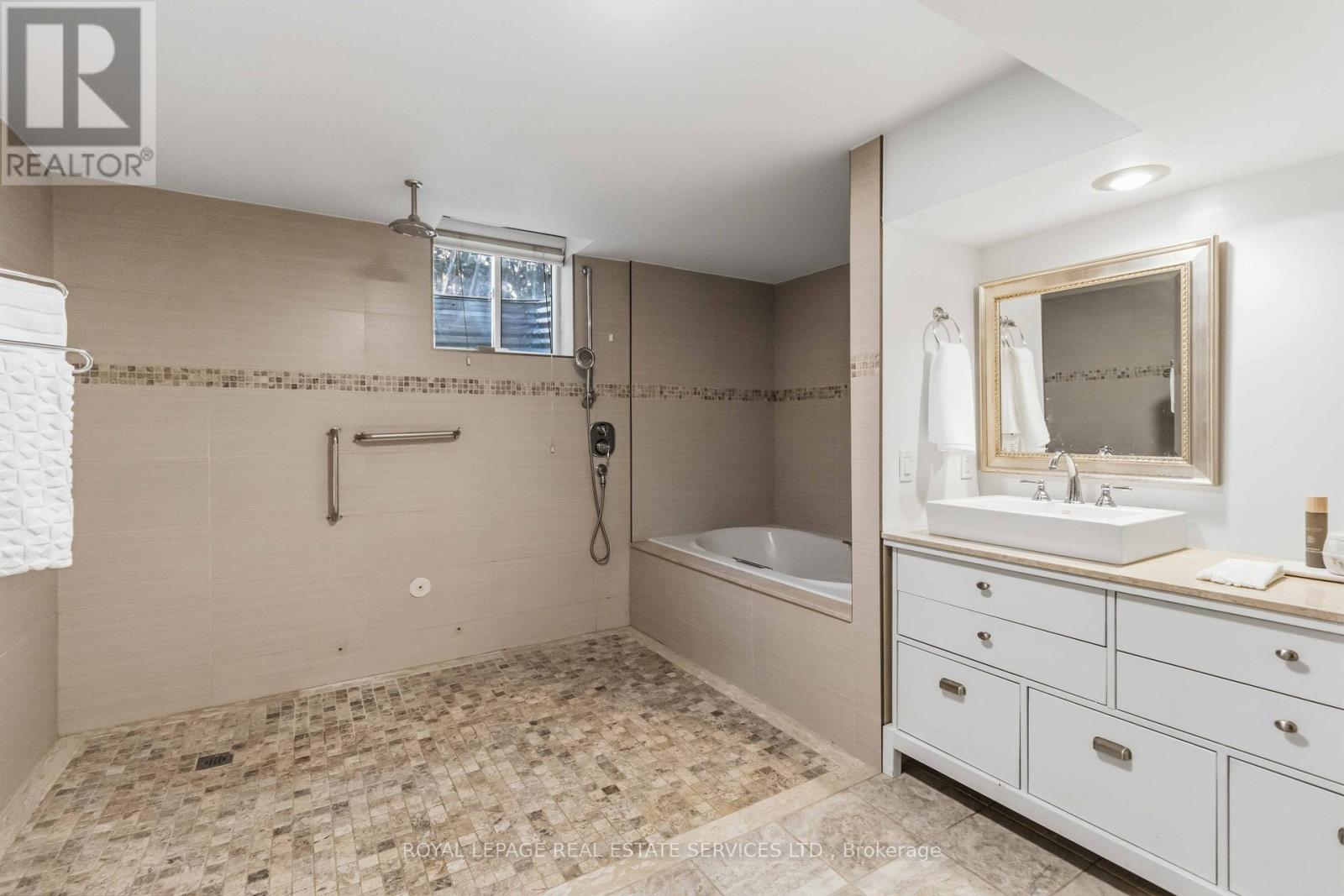 












4330 SPINNINGDALE COURT

,
Mississauga,




Ontario
L5M3J8

