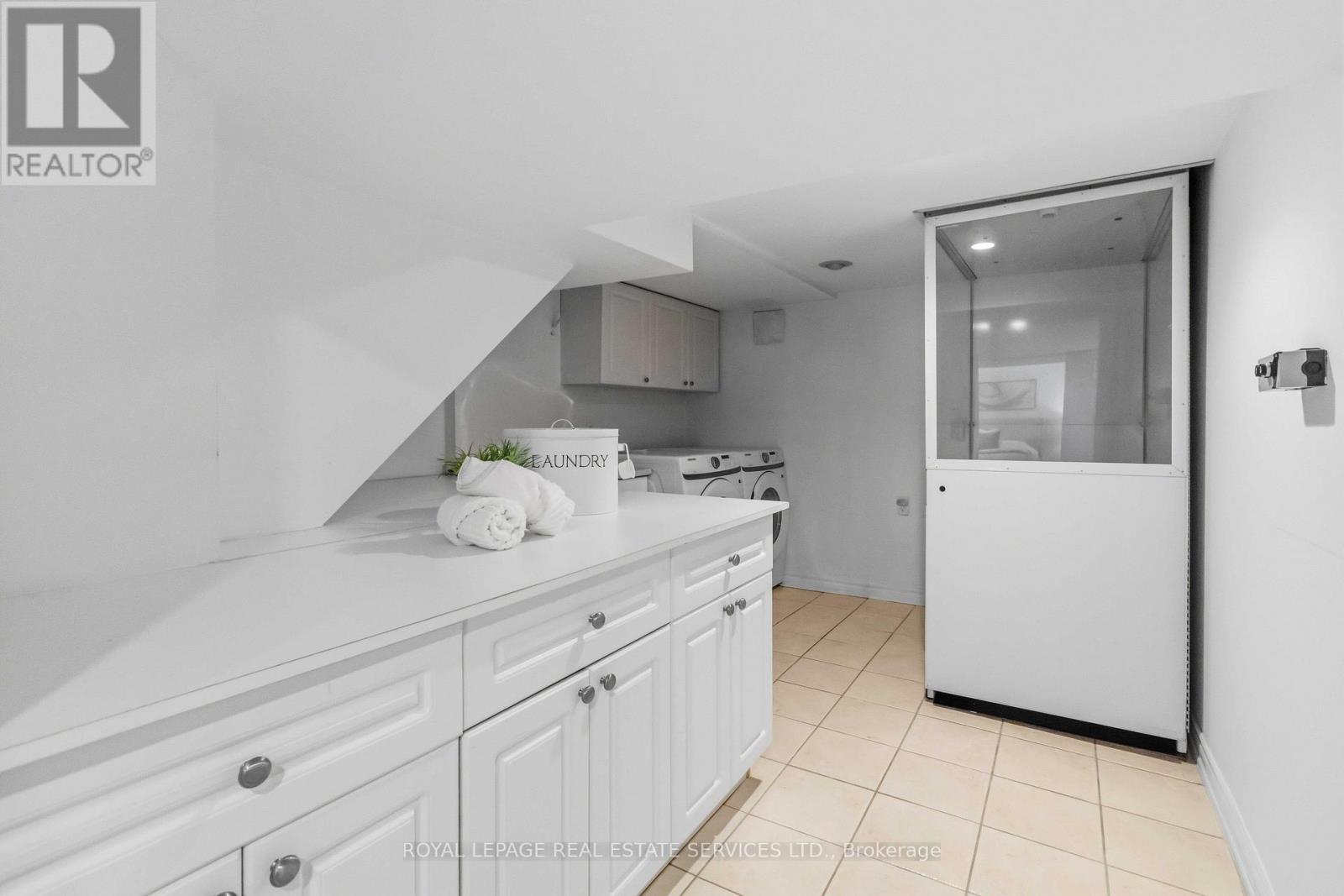 












4330 SPINNINGDALE COURT

,
Mississauga,




Ontario
L5M3J8

