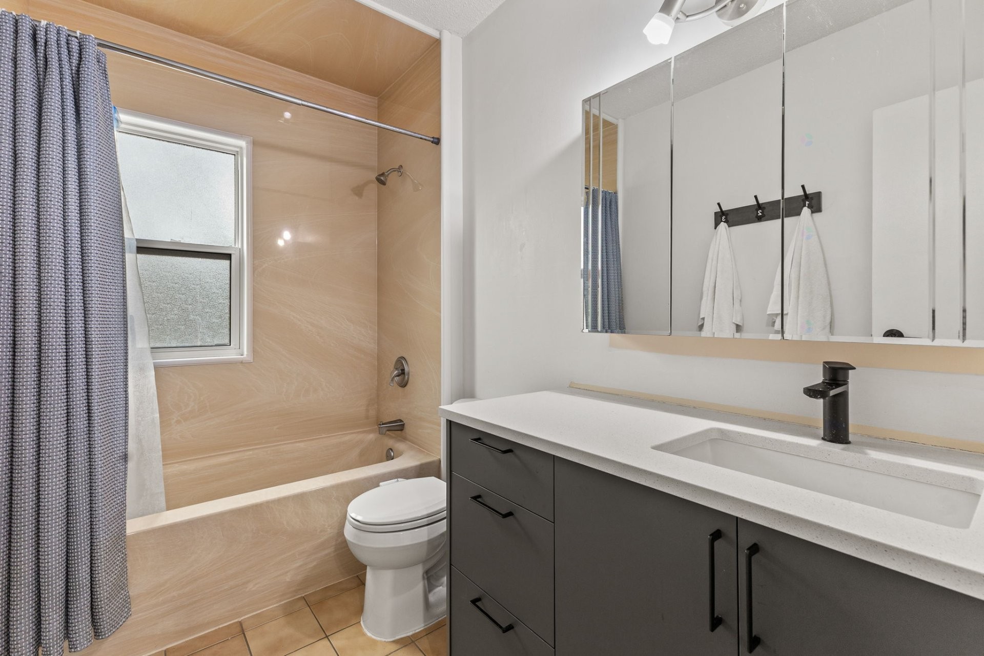 









160


Boul. du Mont-Bleu

, 2,
Gatineau (Hull),




QC
J8Z1K1

