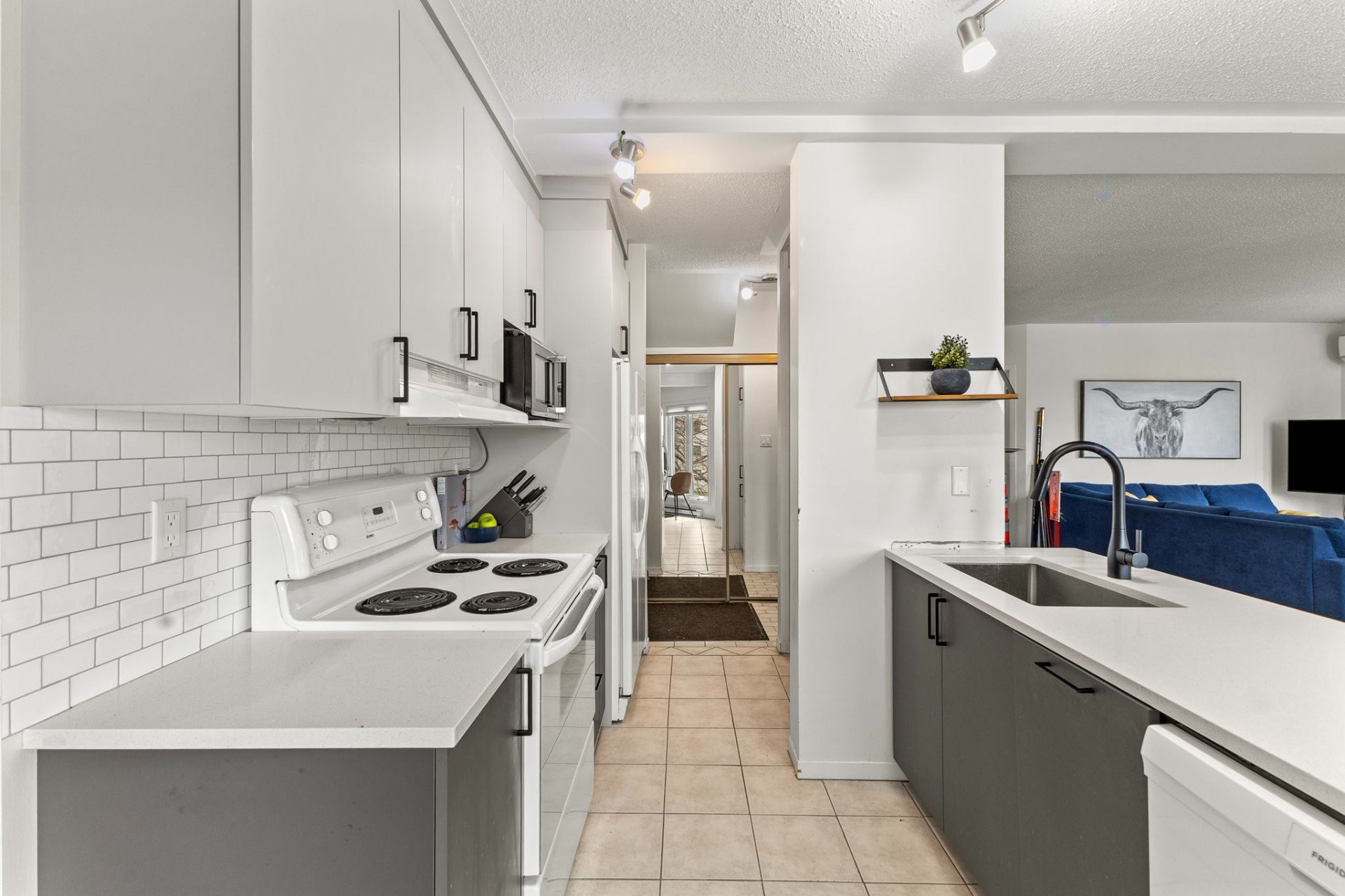 









160


Boul. du Mont-Bleu

, 2,
Gatineau (Hull),




QC
J8Z1K1

