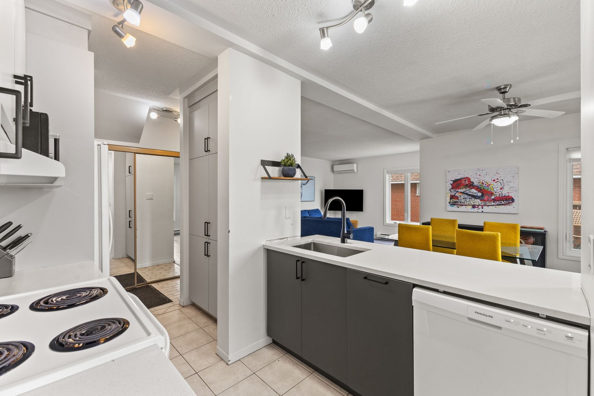 









160


Boul. du Mont-Bleu

, 2,
Gatineau (Hull),




QC
J8Z1K1

