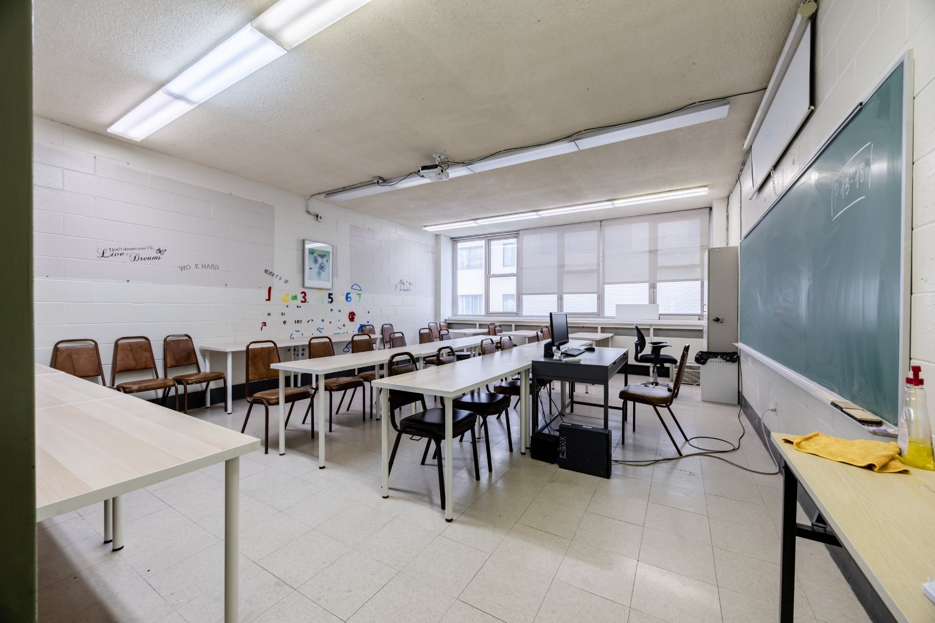 









690


Boul. Crémazie E.

,
Montréal (Villeray/Saint-Michel/Parc-Extension),




QC
H2P1E9

