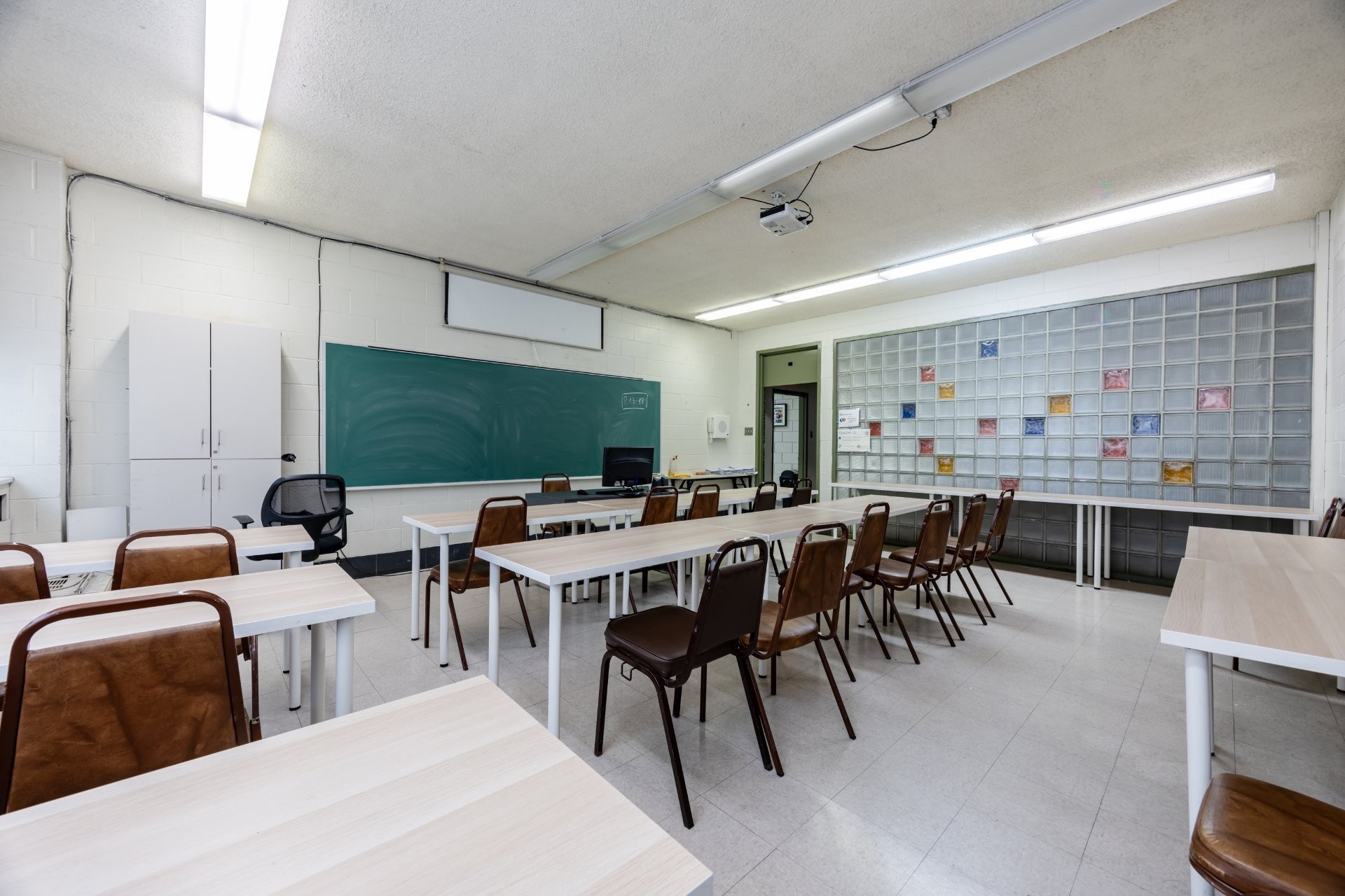 









690


Boul. Crémazie E.

,
Montréal (Villeray/Saint-Michel/Parc-Extension),




QC
H2P1E9

