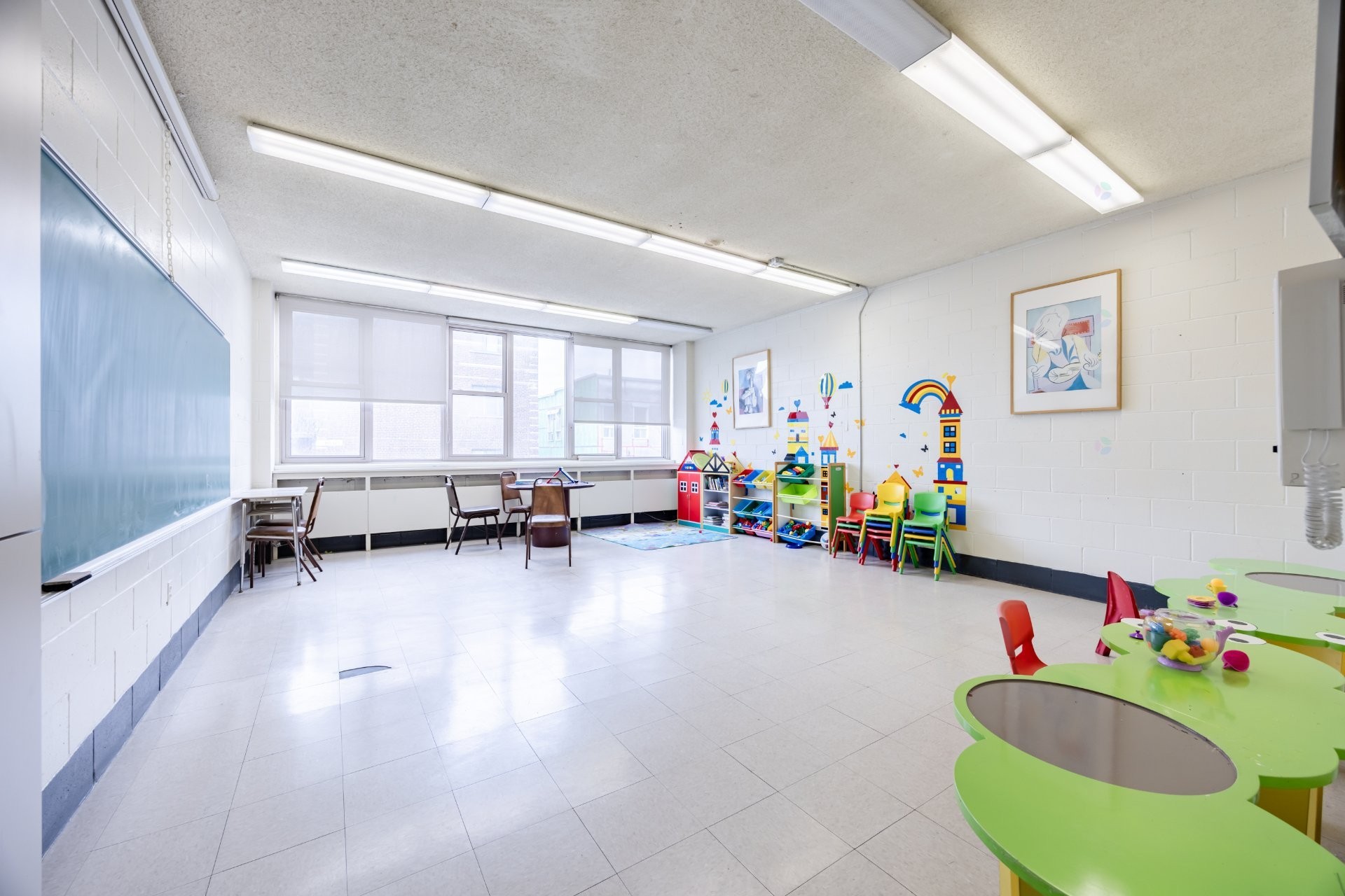 









690


Boul. Crémazie E.

,
Montréal (Villeray/Saint-Michel/Parc-Extension),




QC
H2P1E9

