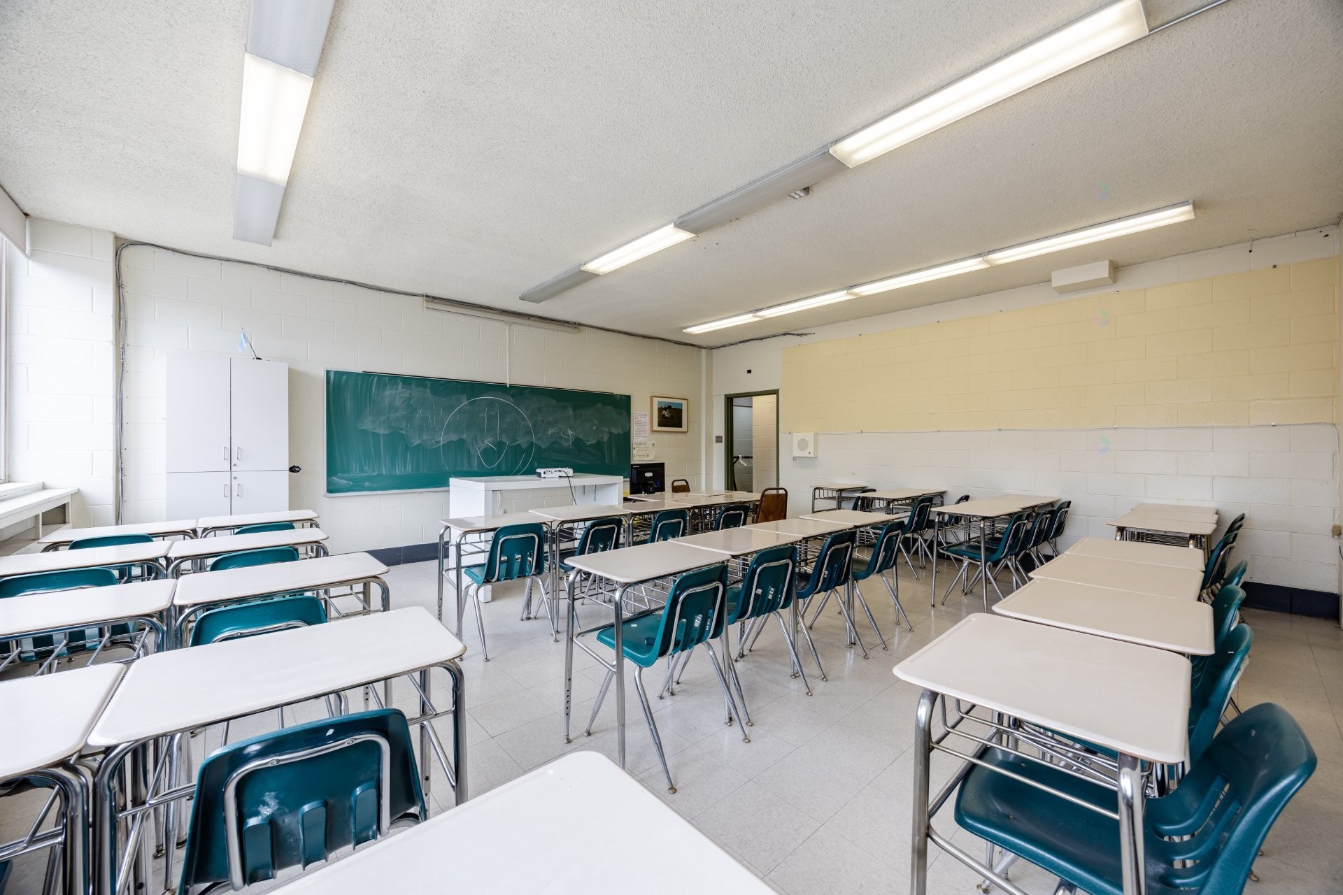 









690


Boul. Crémazie E.

,
Montréal (Villeray/Saint-Michel/Parc-Extension),




QC
H2P1E9

