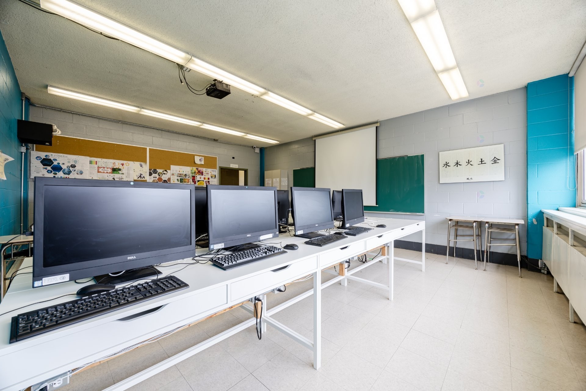 









690


Boul. Crémazie E.

,
Montréal (Villeray/Saint-Michel/Parc-Extension),




QC
H2P1E9

