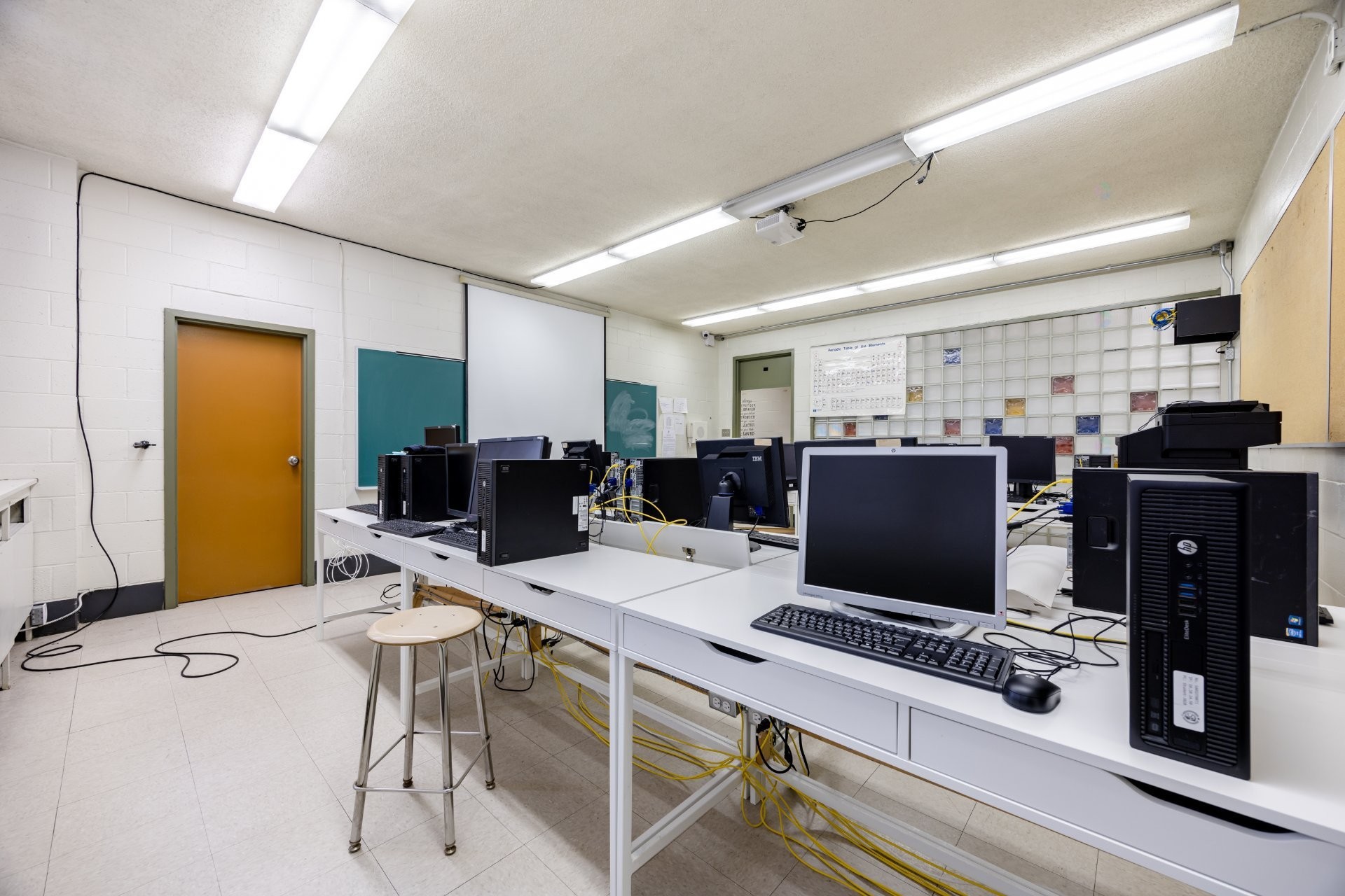 









690


Boul. Crémazie E.

,
Montréal (Villeray/Saint-Michel/Parc-Extension),




QC
H2P1E9

