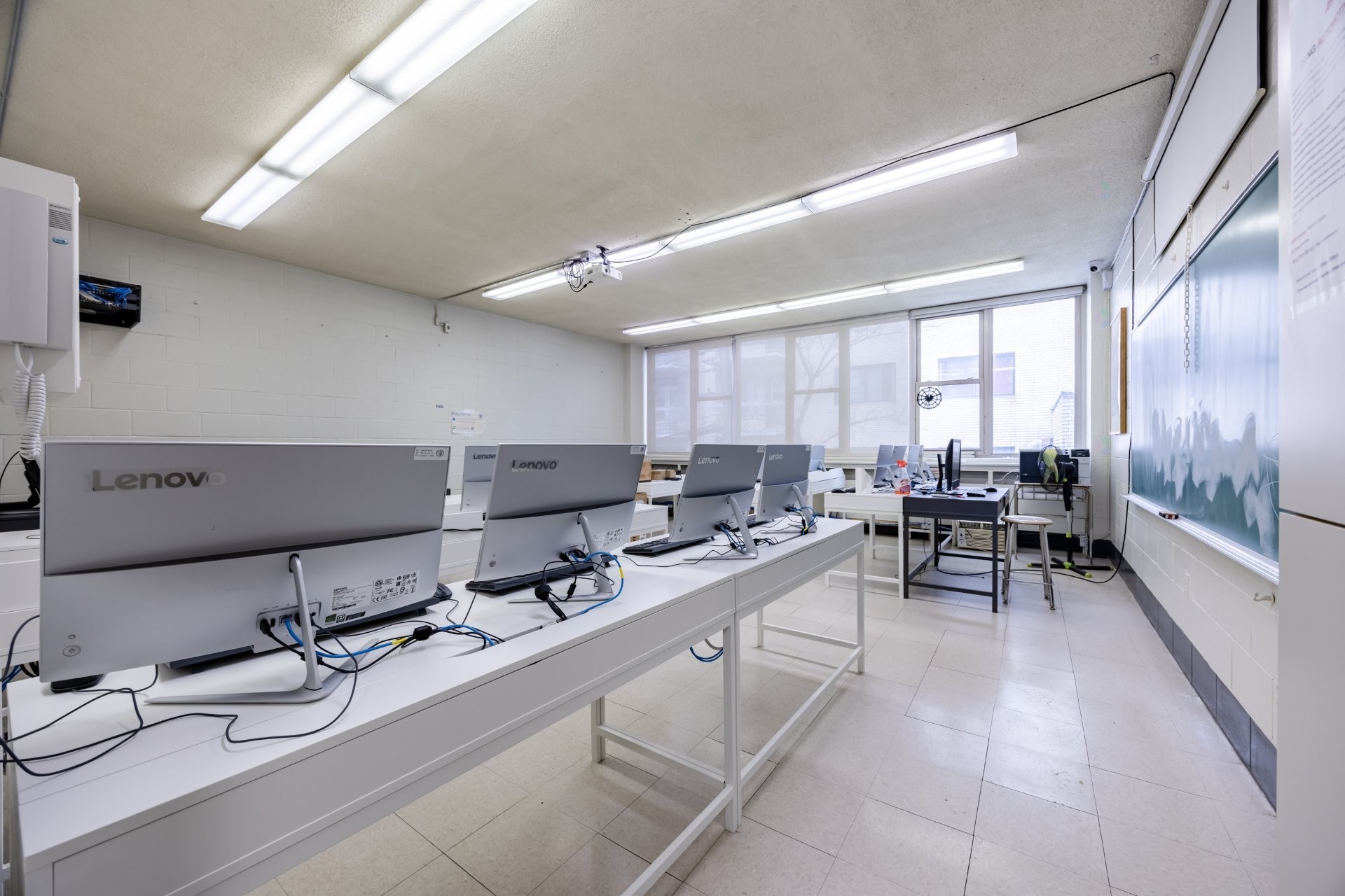 









690


Boul. Crémazie E.

,
Montréal (Villeray/Saint-Michel/Parc-Extension),




QC
H2P1E9

