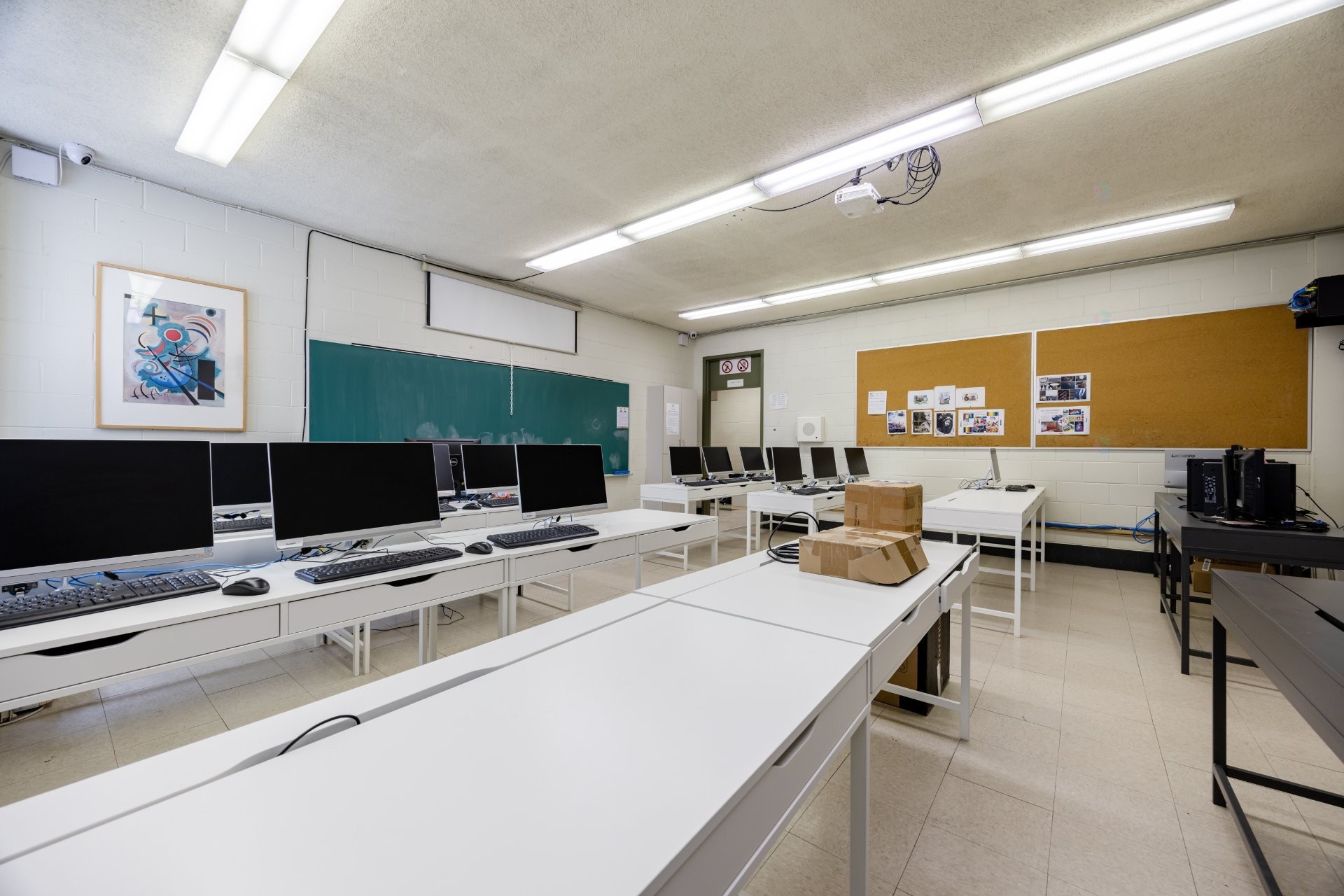 









690


Boul. Crémazie E.

,
Montréal (Villeray/Saint-Michel/Parc-Extension),




QC
H2P1E9

