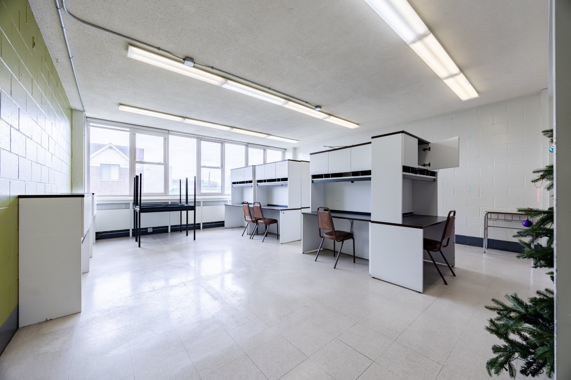 









690


Boul. Crémazie E.

,
Montréal (Villeray/Saint-Michel/Parc-Extension),




QC
H2P1E9

