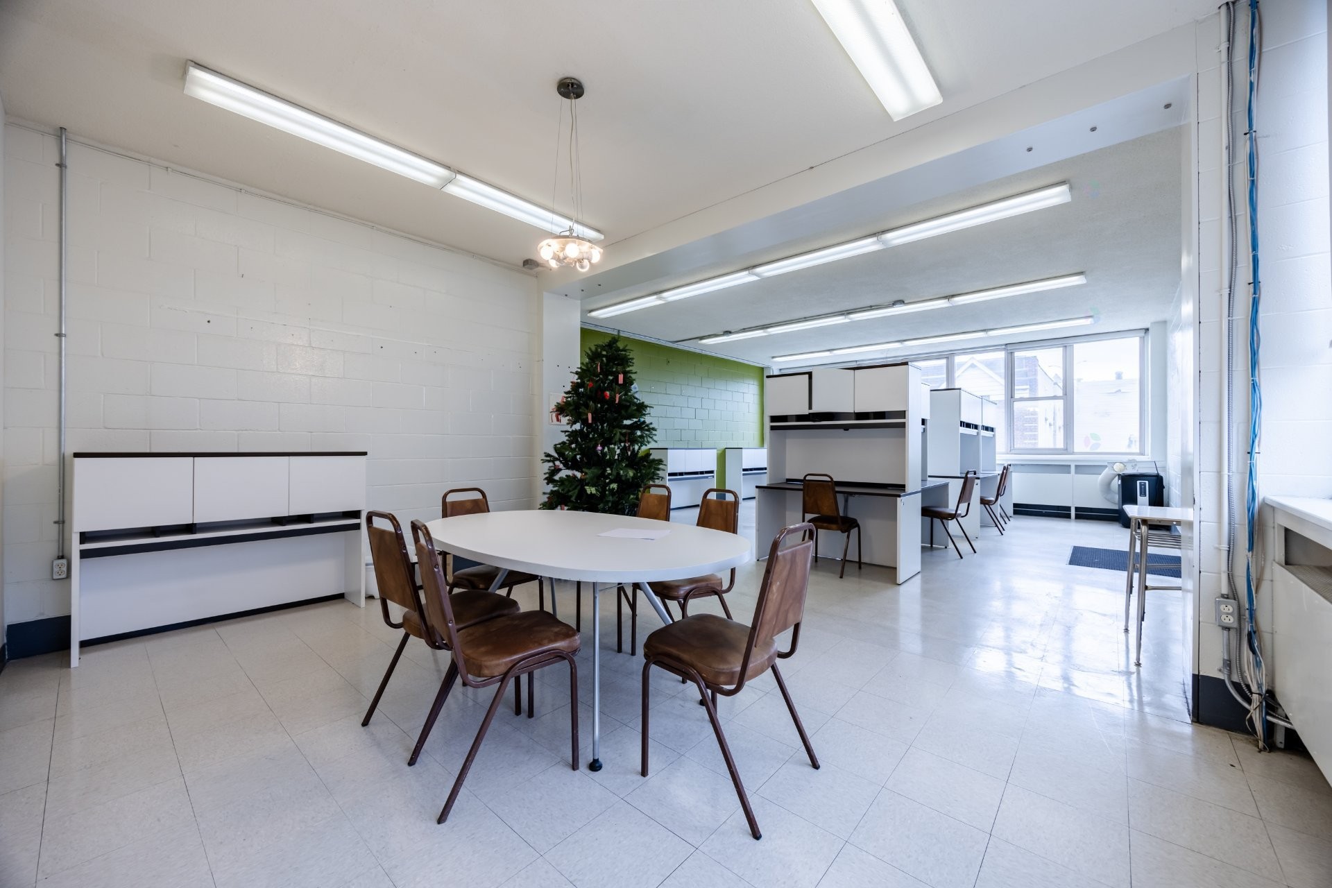 









690


Boul. Crémazie E.

,
Montréal (Villeray/Saint-Michel/Parc-Extension),




QC
H2P1E9

