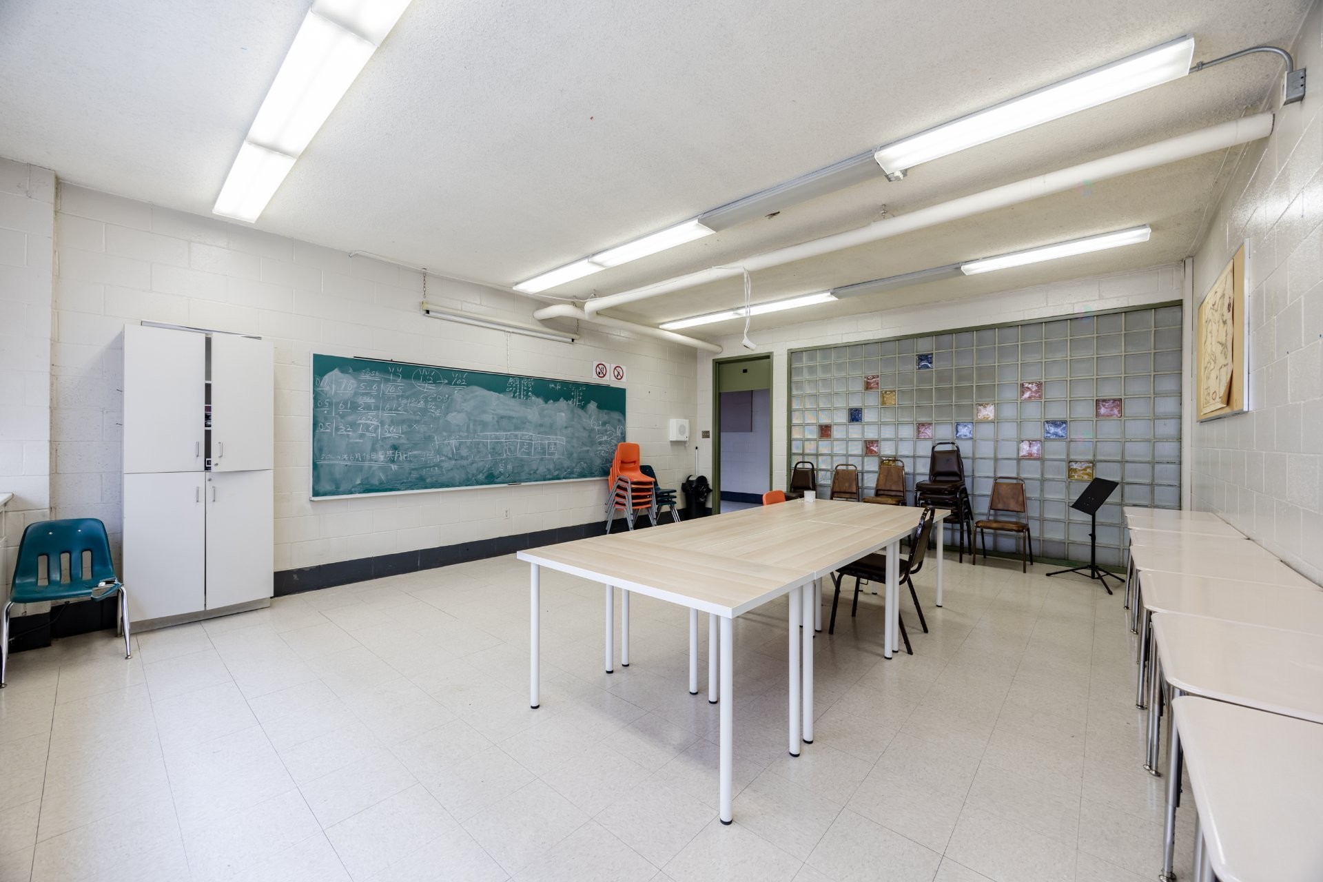 









690


Boul. Crémazie E.

,
Montréal (Villeray/Saint-Michel/Parc-Extension),




QC
H2P1E9

