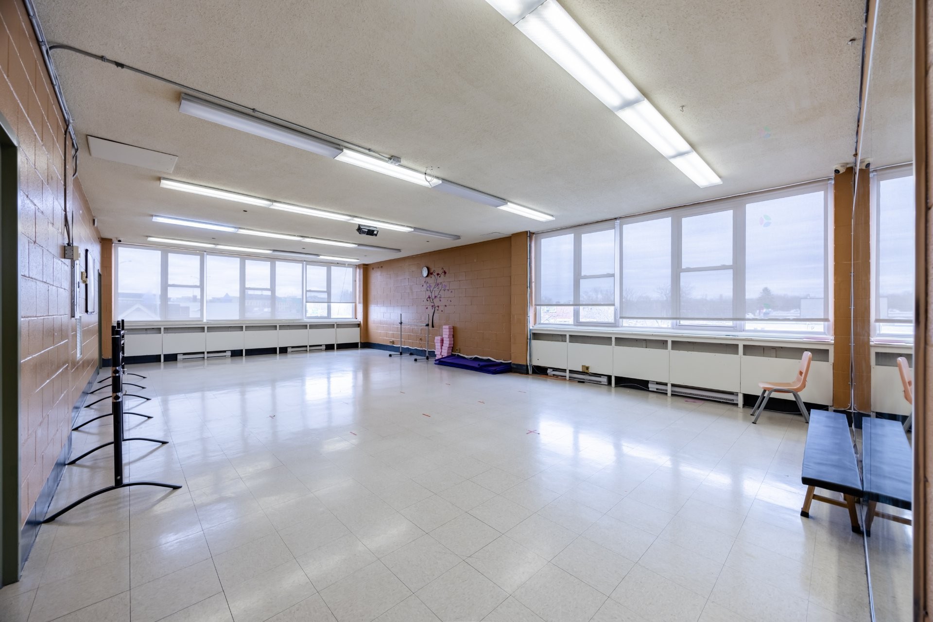 









690


Boul. Crémazie E.

,
Montréal (Villeray/Saint-Michel/Parc-Extension),




QC
H2P1E9

