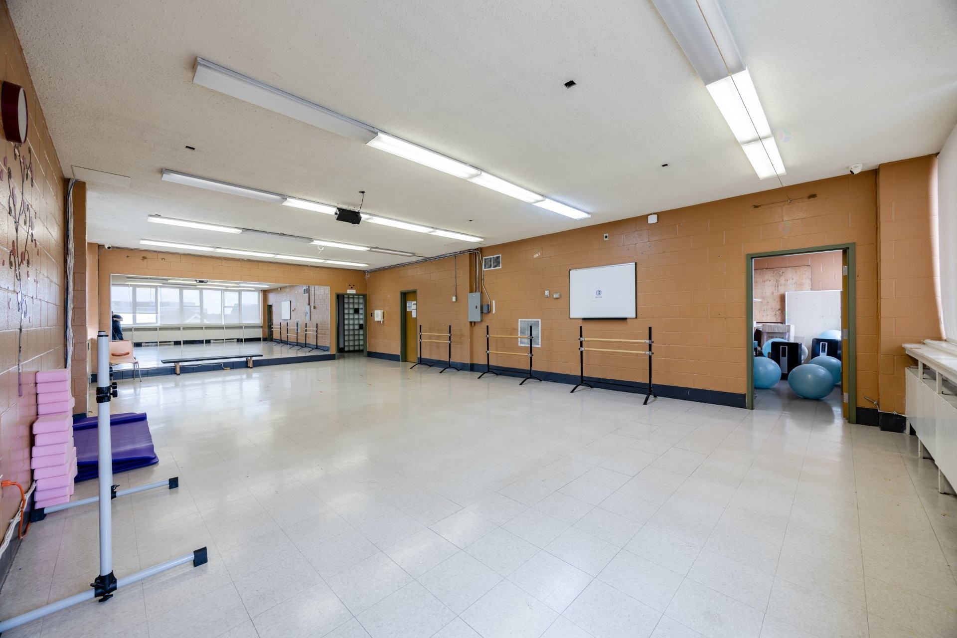 









690


Boul. Crémazie E.

,
Montréal (Villeray/Saint-Michel/Parc-Extension),




QC
H2P1E9

