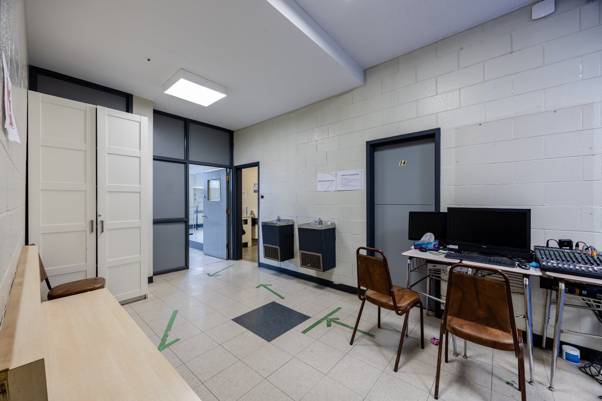 









690


Boul. Crémazie E.

,
Montréal (Villeray/Saint-Michel/Parc-Extension),




QC
H2P1E9

