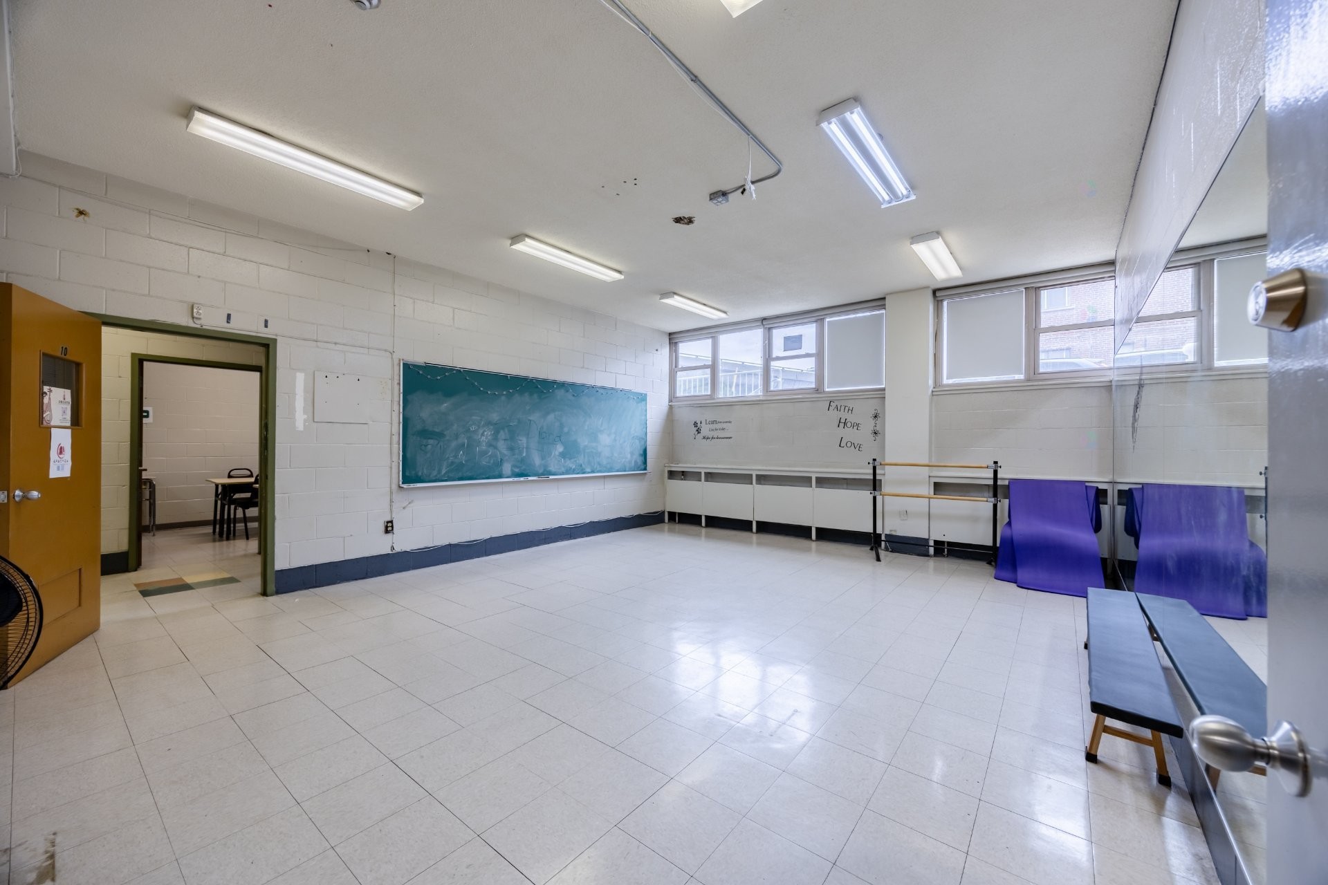 









690


Boul. Crémazie E.

,
Montréal (Villeray/Saint-Michel/Parc-Extension),




QC
H2P1E9

