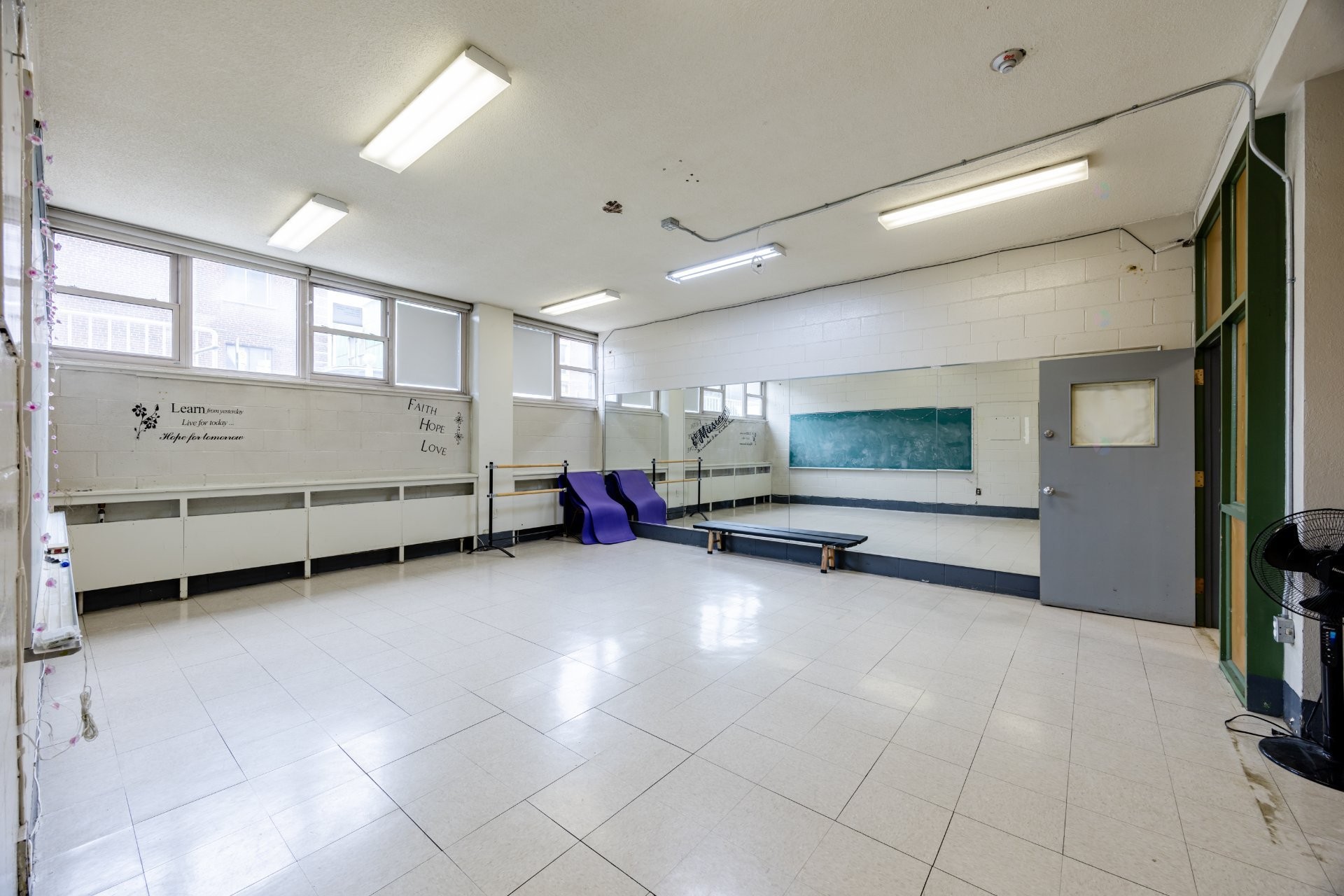 









690


Boul. Crémazie E.

,
Montréal (Villeray/Saint-Michel/Parc-Extension),




QC
H2P1E9

