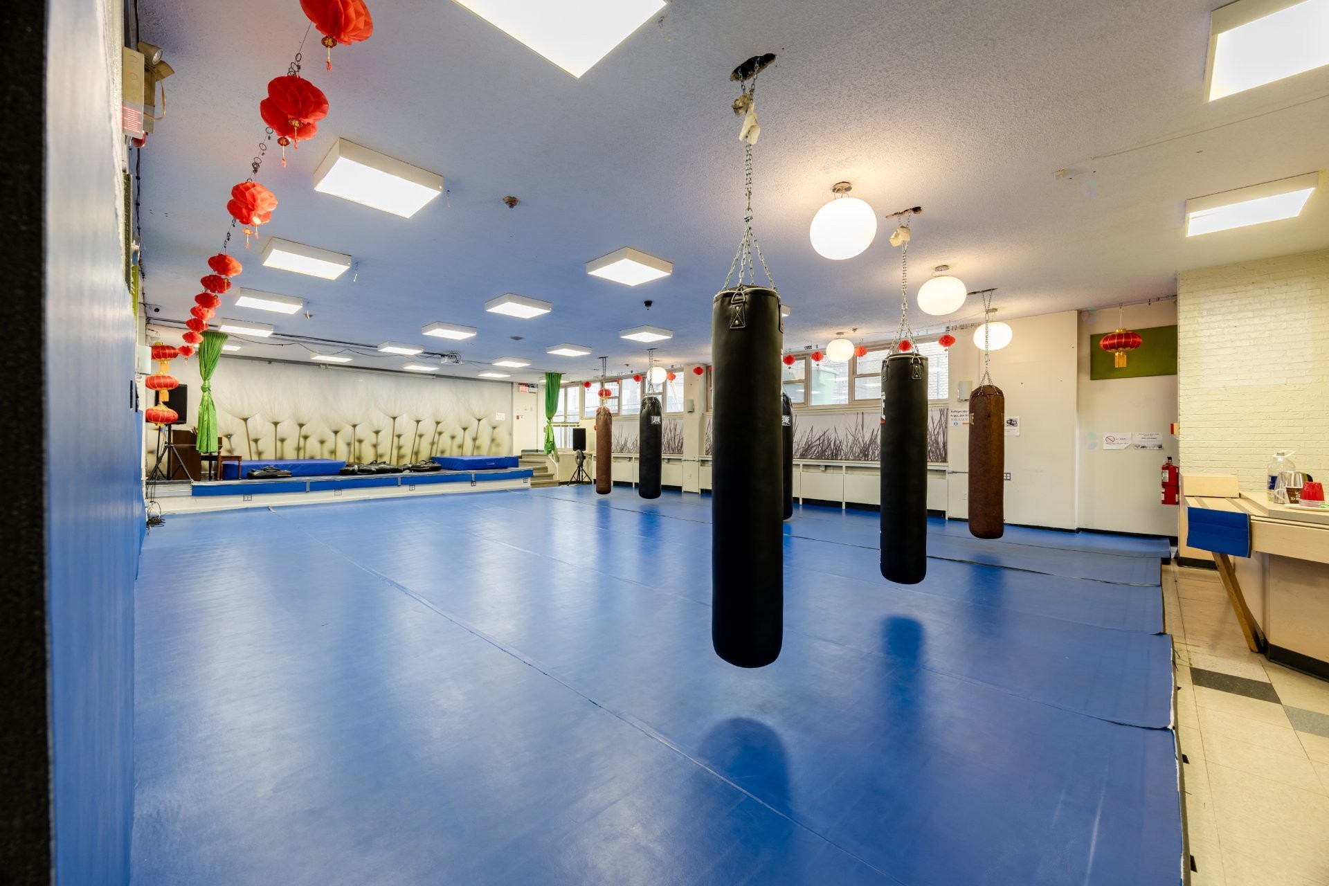 









690


Boul. Crémazie E.

,
Montréal (Villeray/Saint-Michel/Parc-Extension),




QC
H2P1E9

