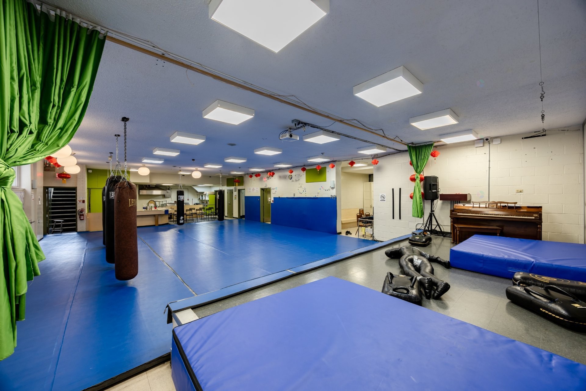 









690


Boul. Crémazie E.

,
Montréal (Villeray/Saint-Michel/Parc-Extension),




QC
H2P1E9

